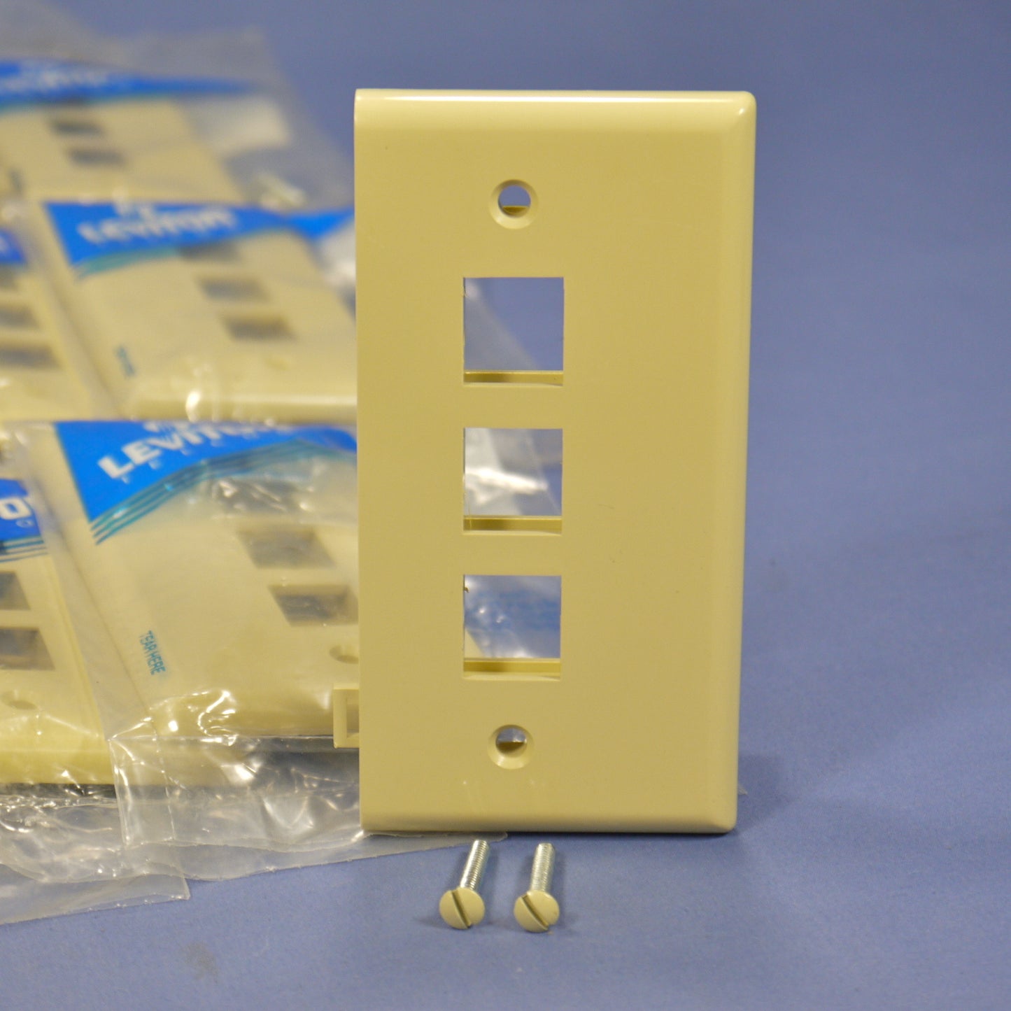 Leviton 40813-I Ivory 3-Port Quickport End Sectional Plastic Wallplates 30-pack