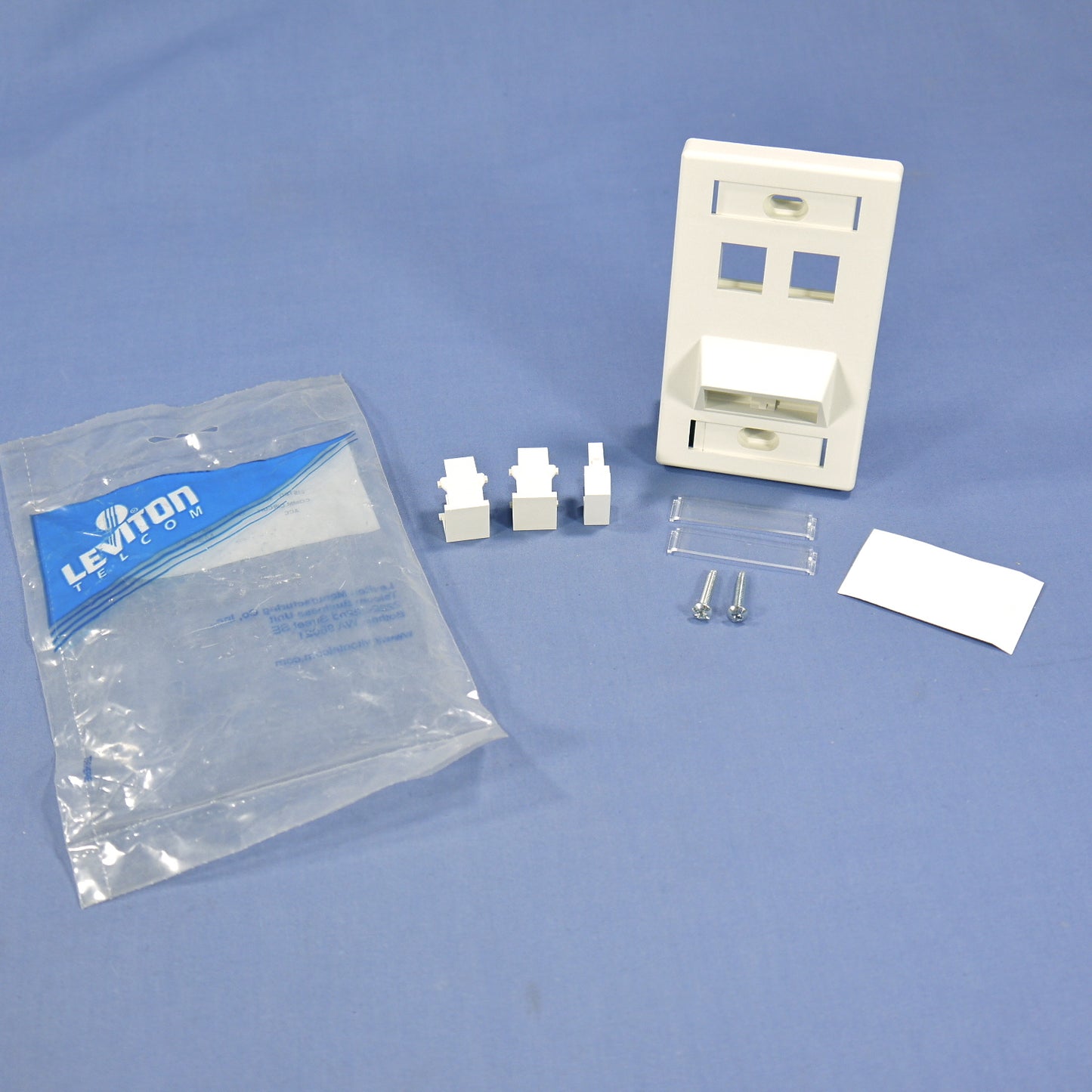 Leviton White Quickport Angled 4-Port Wallplate with Label ID Windows 41090-SMW