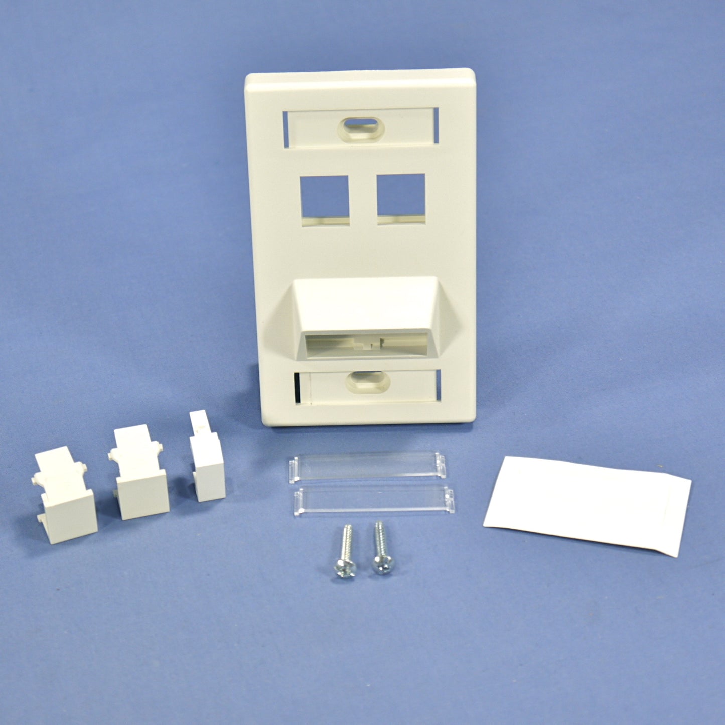 Leviton White Quickport Angled 4-Port Wallplate with Label ID Windows 41090-SMW