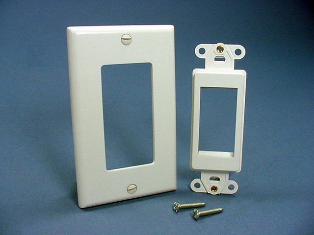 Leviton White 1-Unit MOS Decora Converter Insert with Wallplate Cover 41649-W