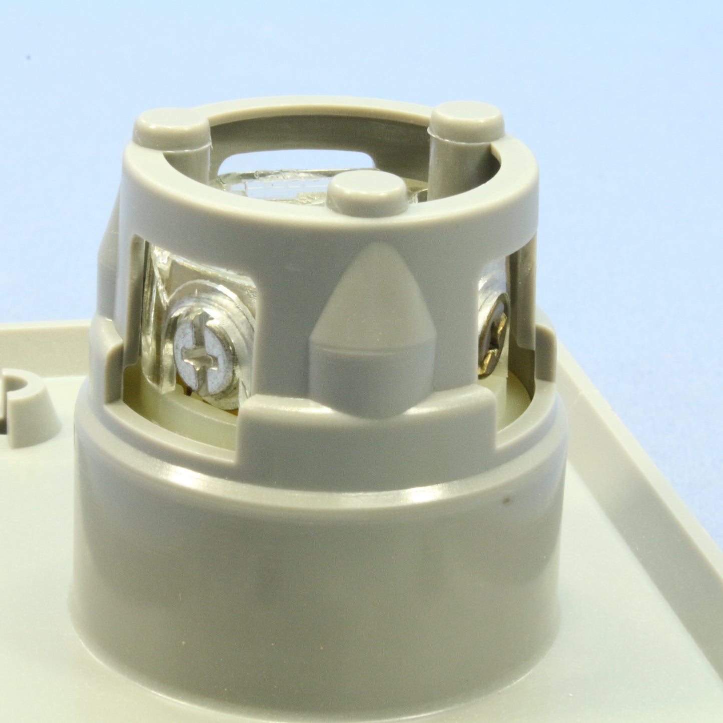 Leviton 4715-FWP Weather Resistant Cover Locking Flanged Outlet Receptacle L5-15