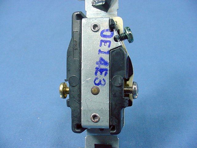 Leviton Ivory Commercial Single Outlet Receptacle Nema 5-15 15A 125V Bulk 5015-I
