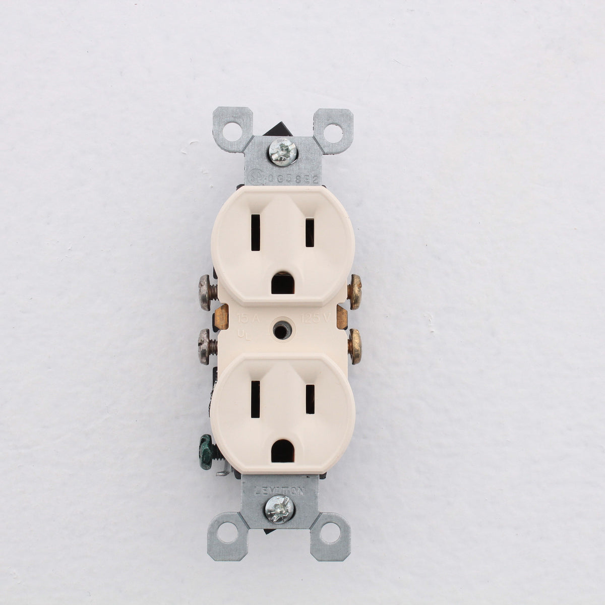 Leviton 5320-ACP Almond 15A Duplex Receptacle Outlets 5-15R Residential 10pcs