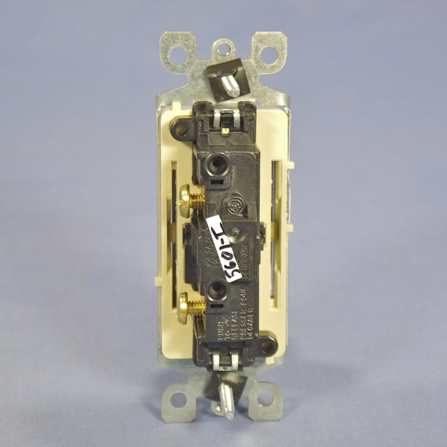 Leviton 5601-I Ivory Decora On/Off Rocker Light Wall Switch 15A Single Pole Bulk