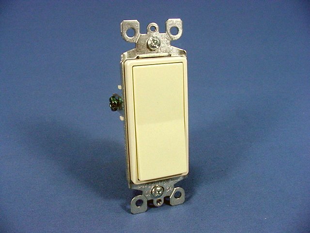 Leviton 3-Way Almond Decora Smooth Rocker Wall Light Switch 15A 120/277V 5603-2A