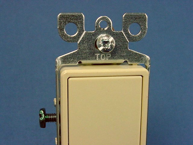 Leviton Ivory 3-Way Decora Smooth Rocker Wall Light Switch 15A 125V Bulk 5603-2I