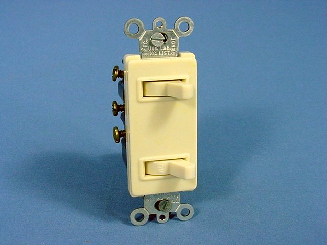 Leviton Ivory Decora SP/3-Way Double Switch Duplex Toggle 15A 5641-I Boxed
