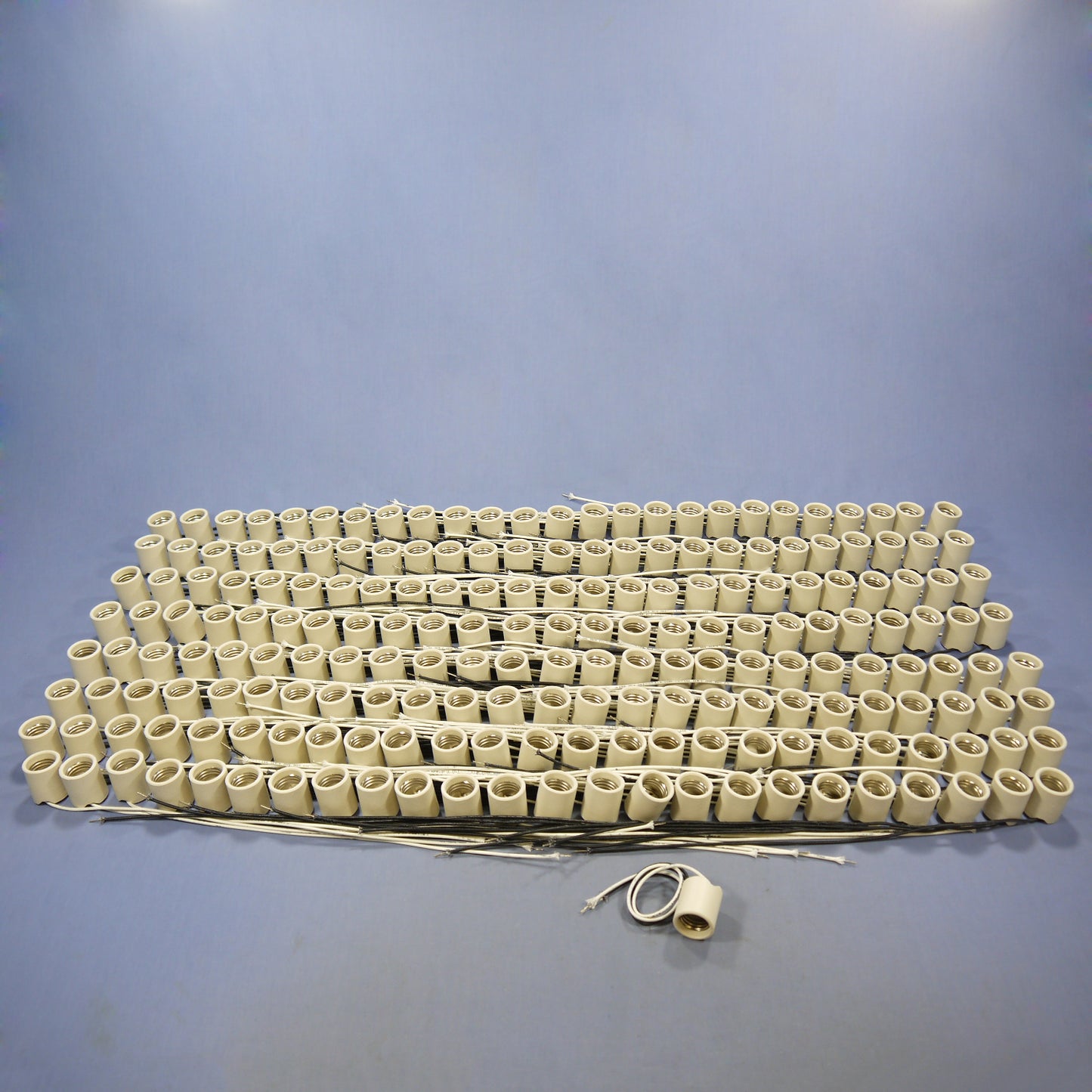 200 Leviton Unglazed Porcelain Light Socket Lamp Holders Medium 660W 250V 70035