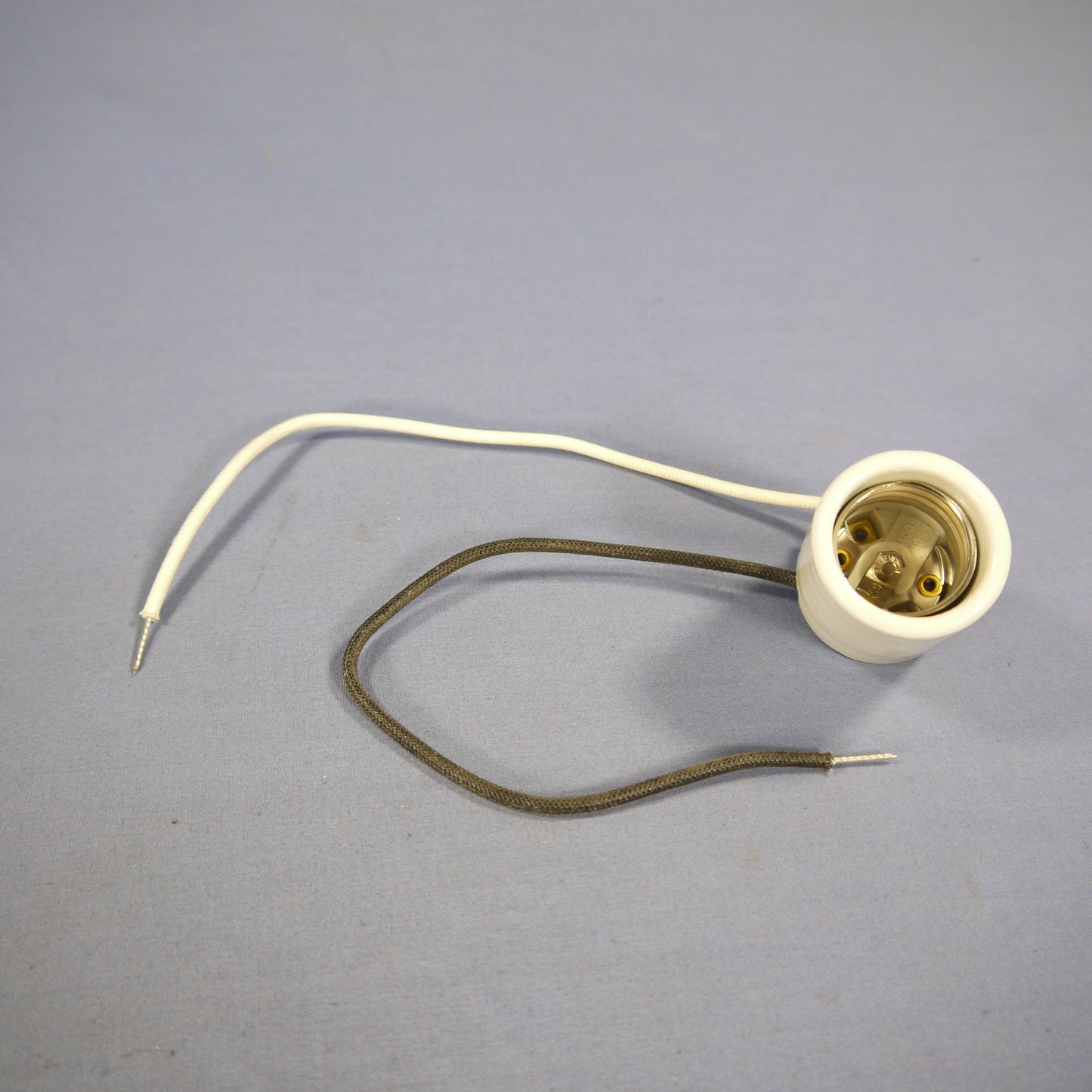 Leviton Porcelain Light Socket 4 KV Pulse Lamp Holder Bushing Mount 70051-000