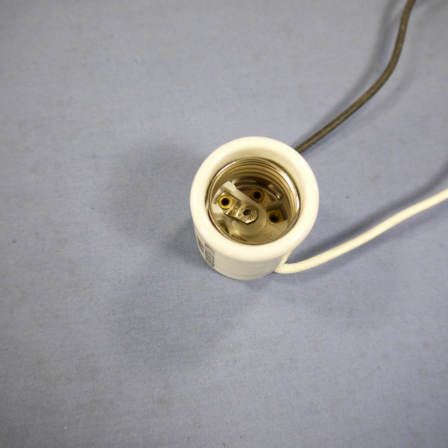 Leviton Porcelain Light Socket 4 KV Pulse Lamp Holder Bushing Mount 70051-000