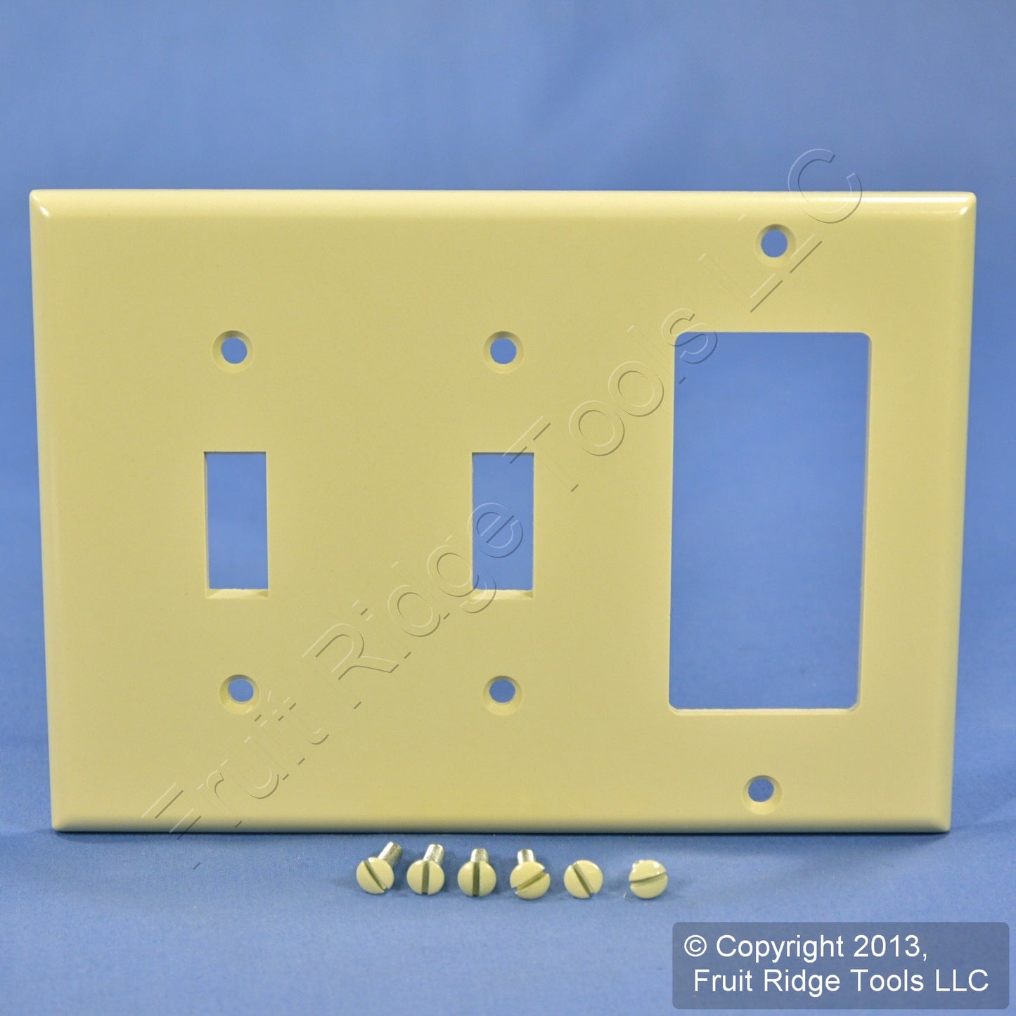 Leviton 80421-I Ivory 3-Gang Toggle Switch Decora GFI Plastic Standard Wallplate