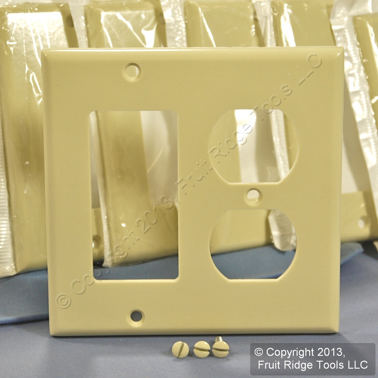 Leviton 80455-I Ivory 2-Gang Duplex Decora Plastic Standard Wallplates 200pcs