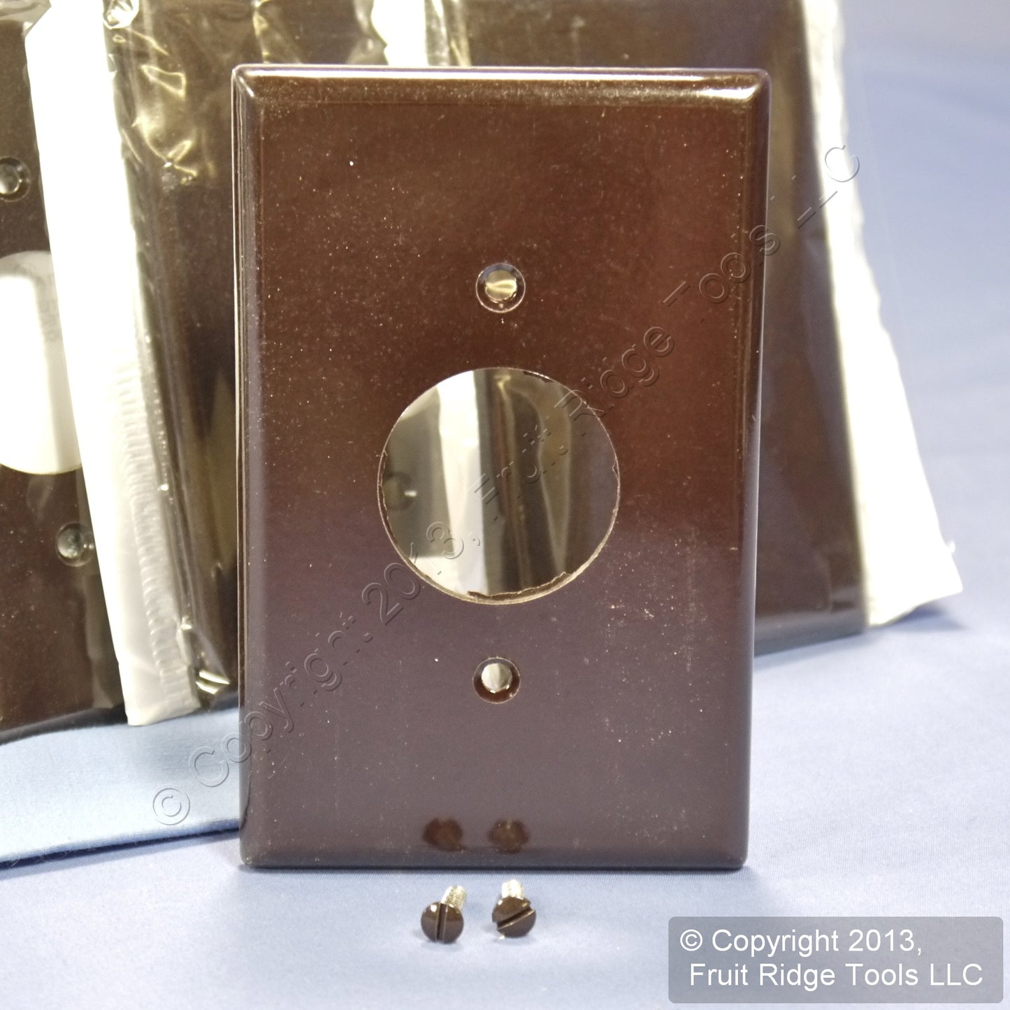 Leviton 80504 Brown 1-Gang 1.406in. Outlet Plastic Midway Wallplate Cover 100pcs