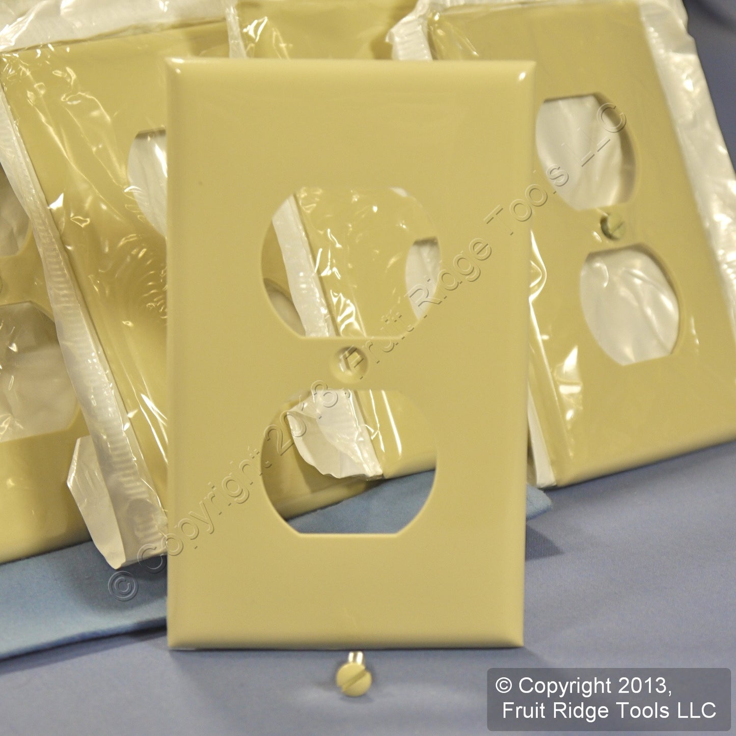 Leviton 80703-I Ivory 1-Gang Receptacle Wallplates Nylon Outlet Covers 200-Pack