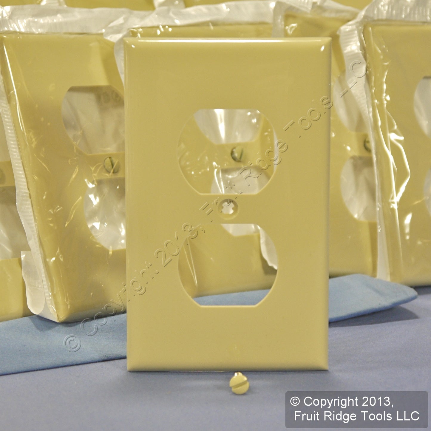 Leviton 80703-I Ivory 1-Gang Duplex Outlet Unbreakable Nylon Wallplates 50pcs