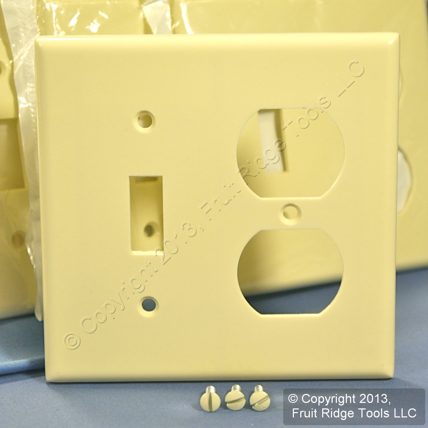 Leviton 82005 Almond 2-Gang Switch Duplex Receptacle Thermoset Wallplates 200pcs