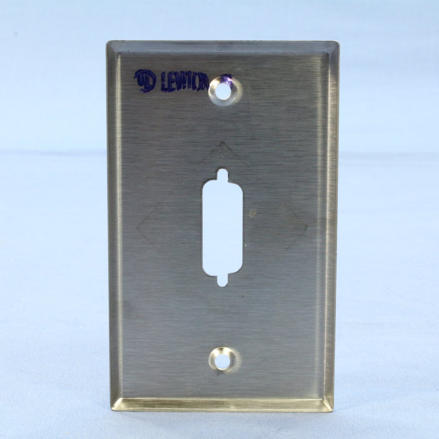 Leviton 84442-40 Non-Mag Stainless Steel Wallplate For DB15 Data Jack Connector