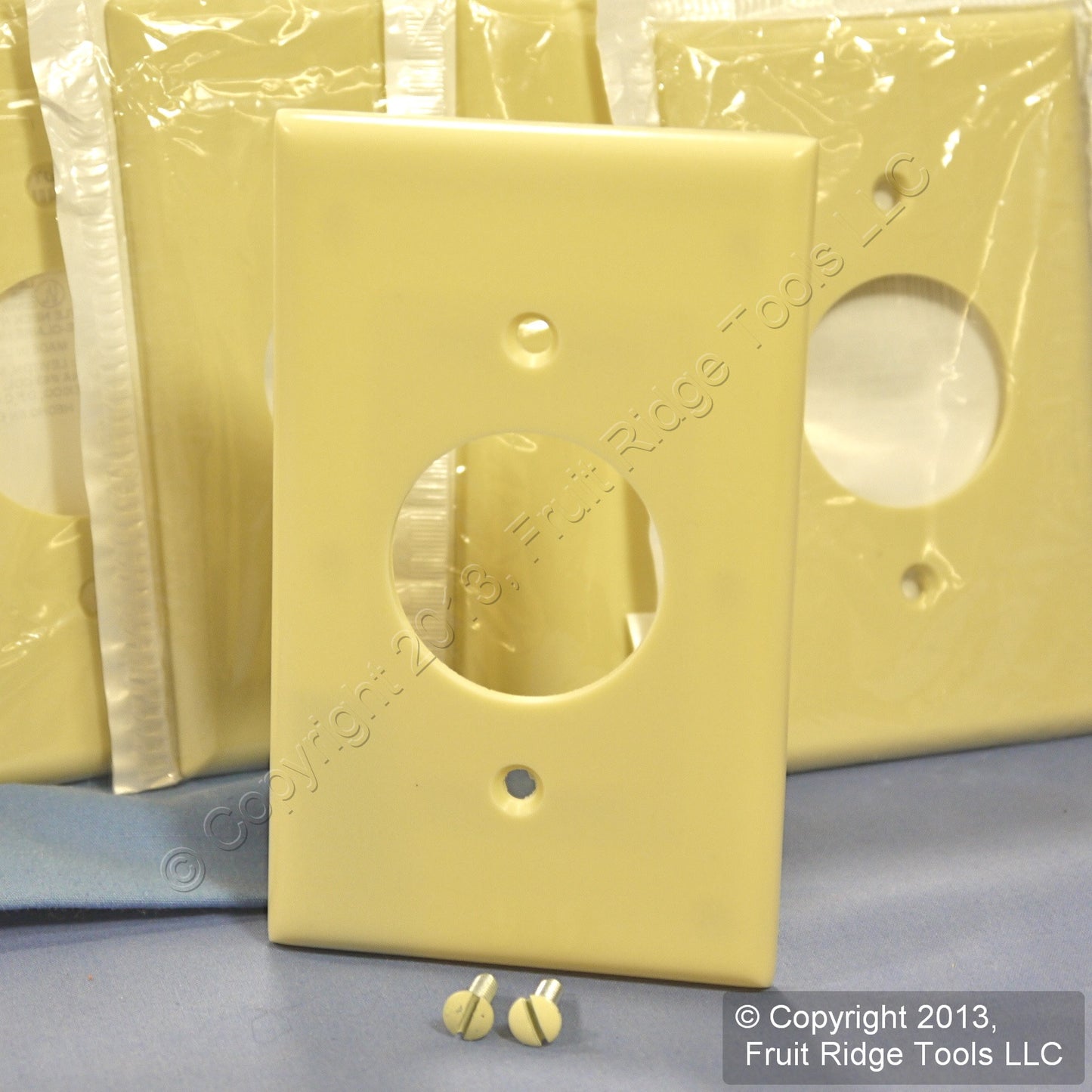 Leviton 86004 Ivory 1-Gang 1.406" Outlet Plastic Standard Wallplate Cover 100pc