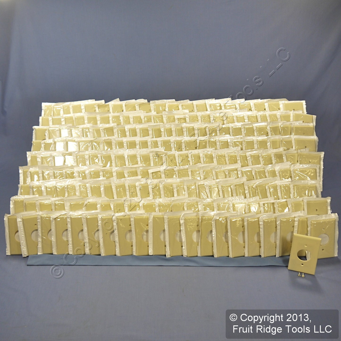 Leviton 86004 Ivory 1-Gang 1.406" Outlet Plastic Standard Wallplate Cover 200pc