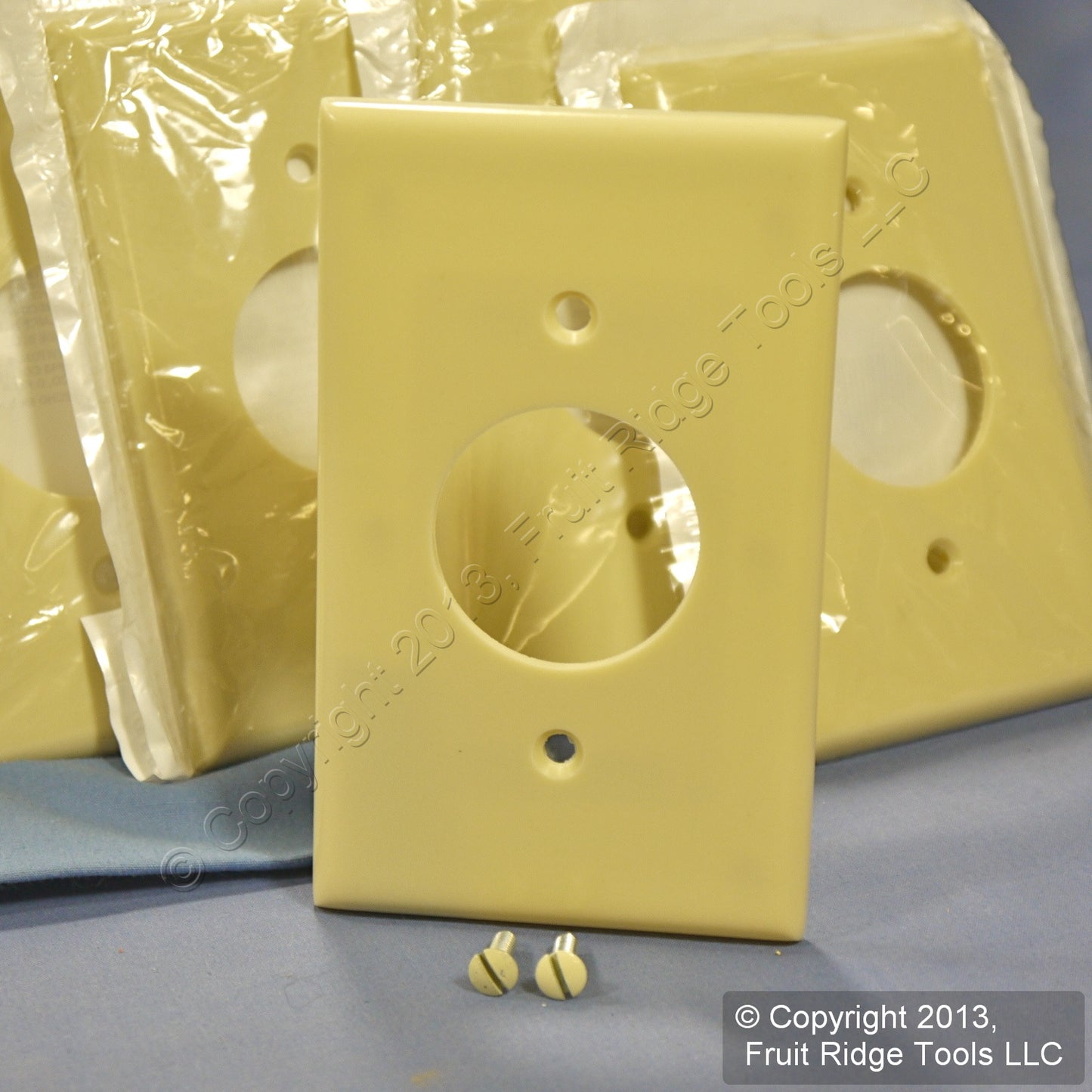 Leviton 86004 1-Gang Ivory Thermoset Wallplate Single 1.406" Outlet Cover 250pcs