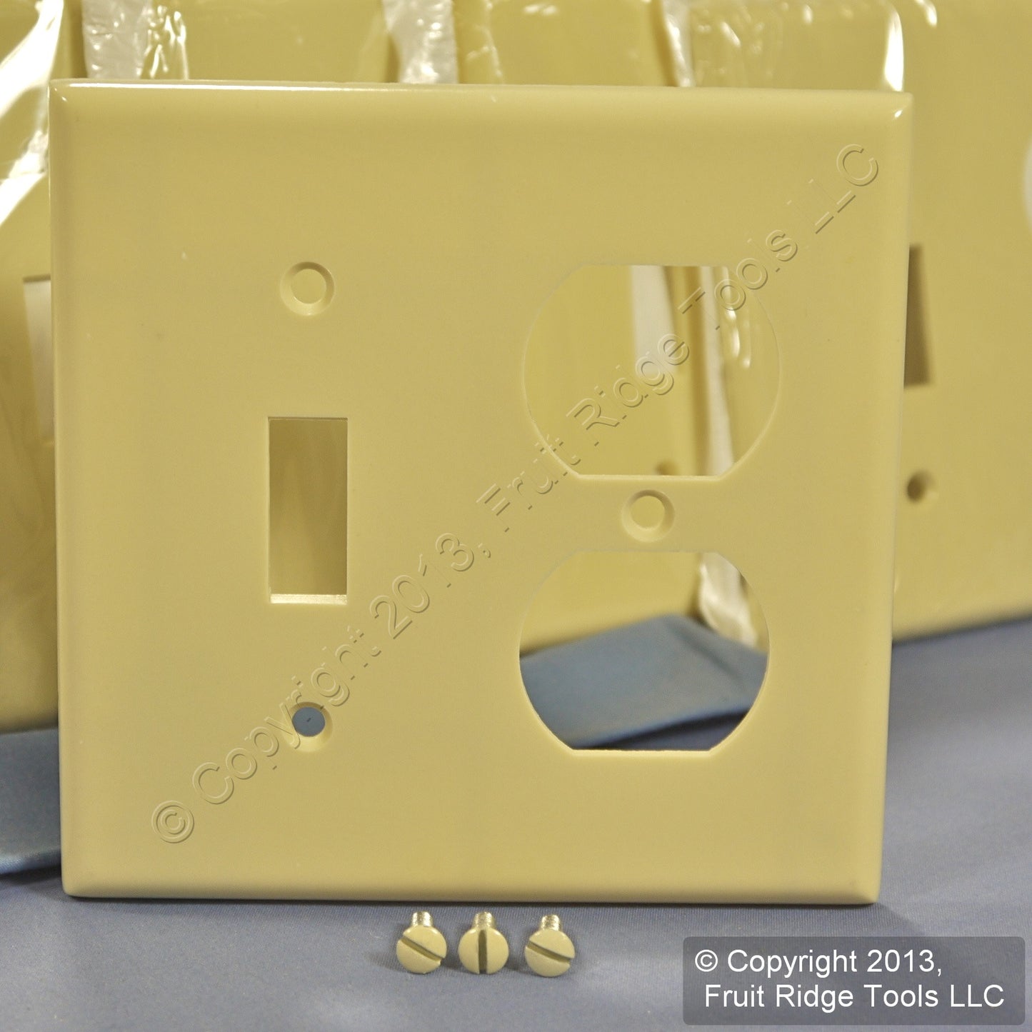 Leviton 86005 Ivory 2-Gang Toggle Duplex Plastic Standard Wallplate Cover 200pcs
