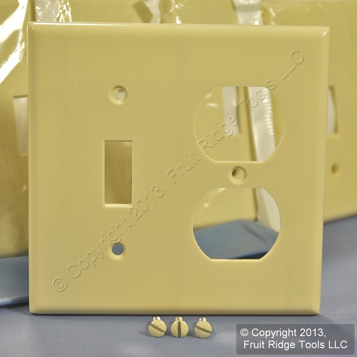 Leviton 86005 Ivory 2-Gang Toggle Duplex Plastic Standard Wallplate Cover 250pcs