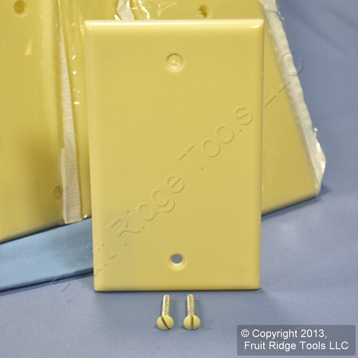 Leviton 86014 Ivory 1-Gang Blank Plastic Standard Wallplate Cover Box Mount 25pc