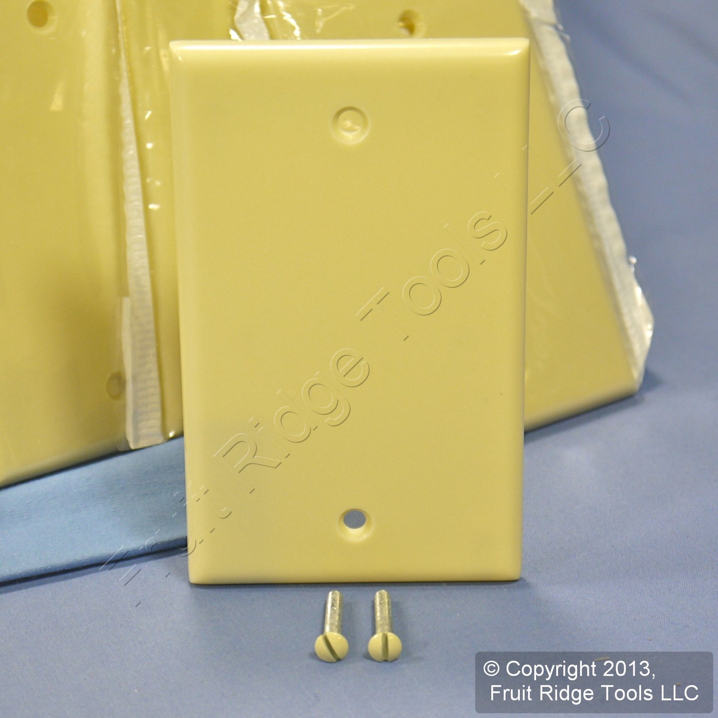Leviton 86014 Ivory 1-Gang Blank Plastic Standard Wallplate Cover Box Mount 25pc