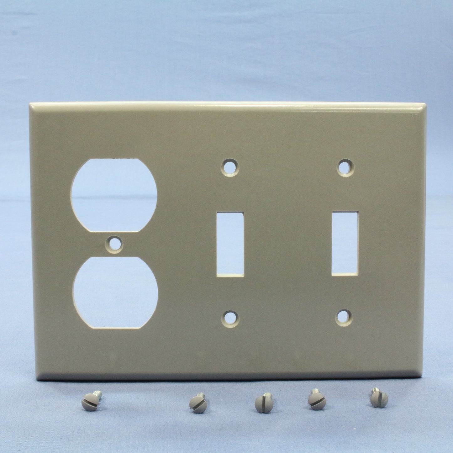 Leviton 87021 Gray 3-Gang Toggle Duplex Plastic Standard Wallplate Cover 10-pack