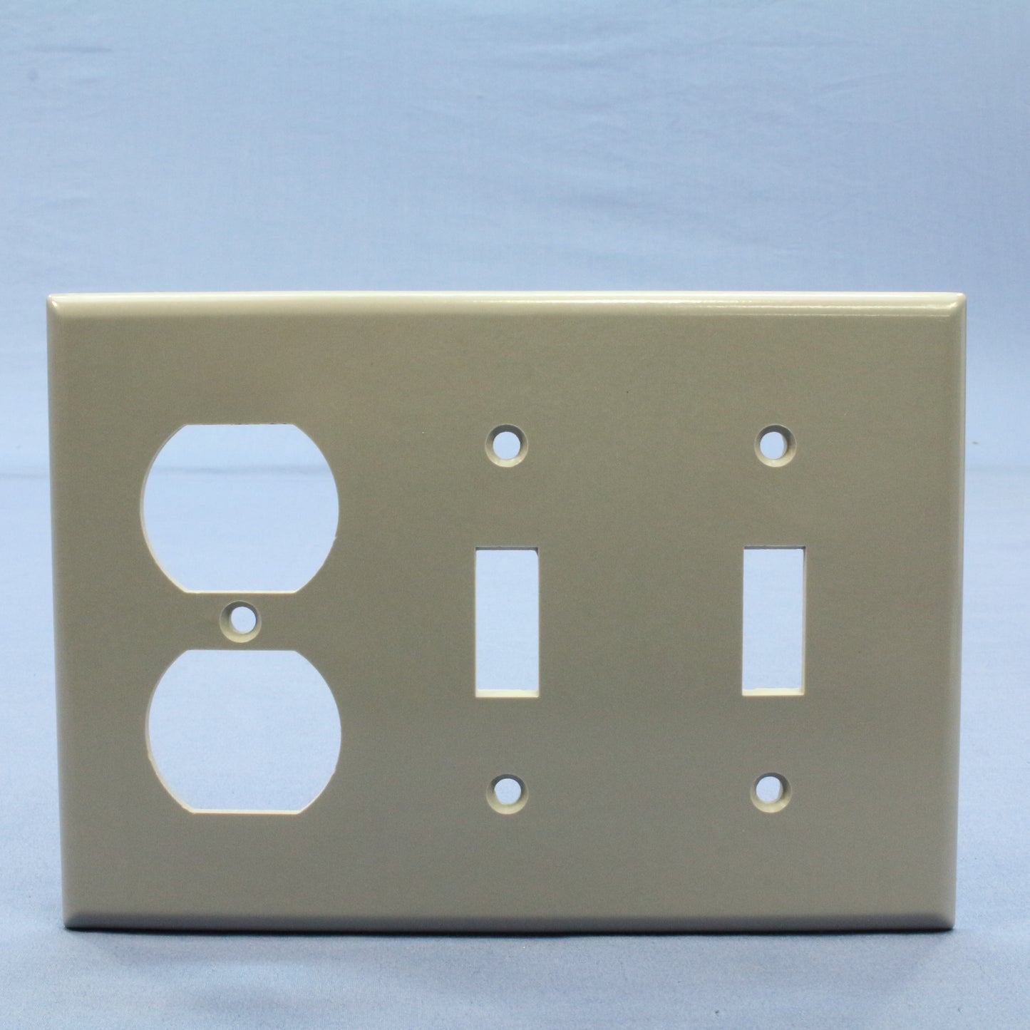 Leviton 87021 Gray 3-Gang Toggle Duplex Plastic Standard Wallplate Cover 10-pack