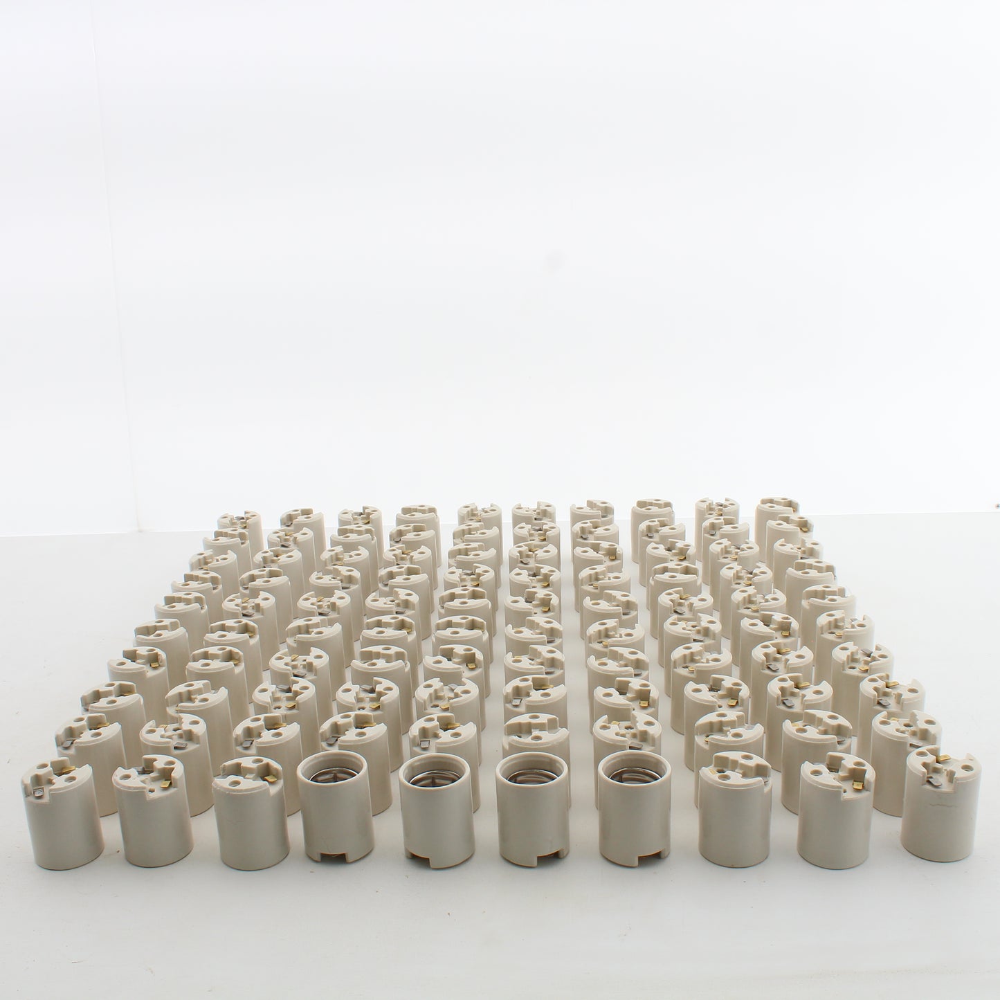 Leviton 8780-401 4KV Pulse Porcelain Quick-Connect Mogul Base Lampholder 100pcs