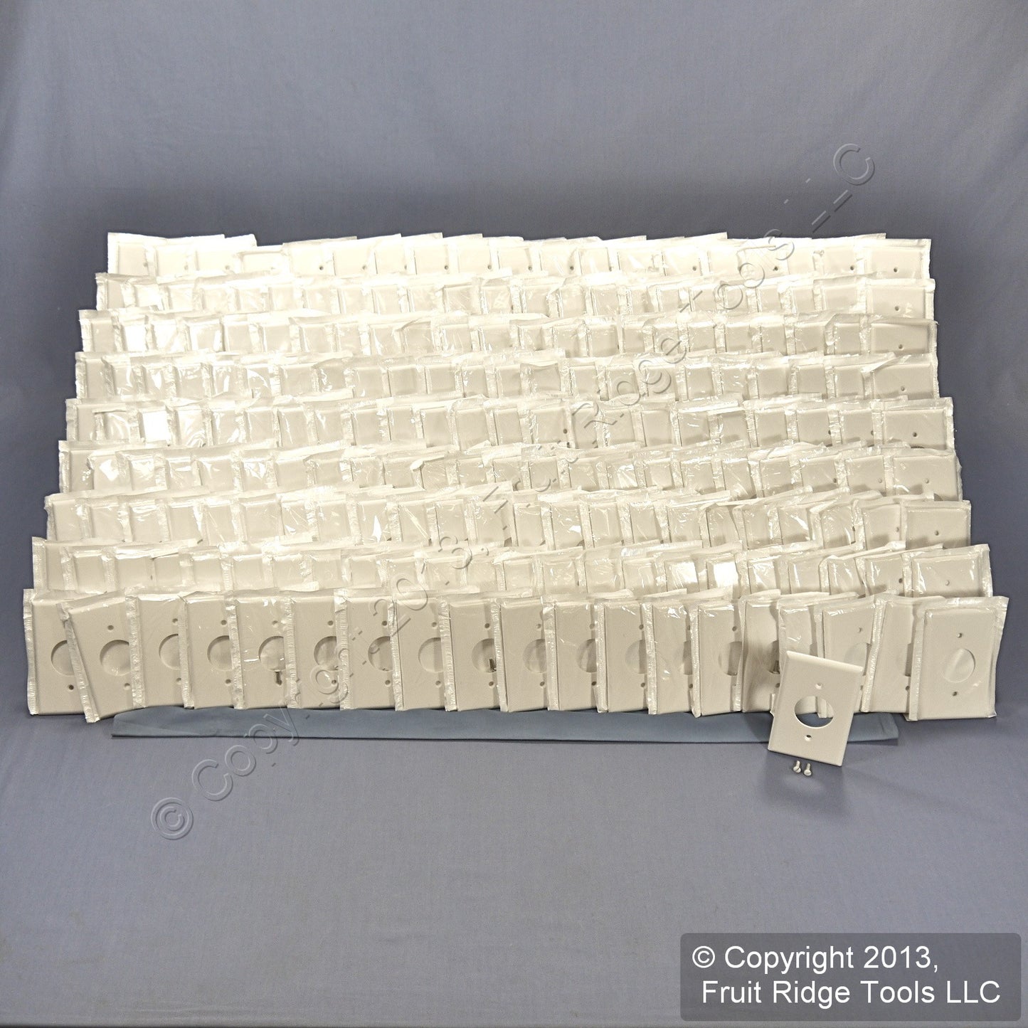 Leviton 88004 White 1-Gang 1.406" Outlet Plastic Standard Wallplate Cover 200pc