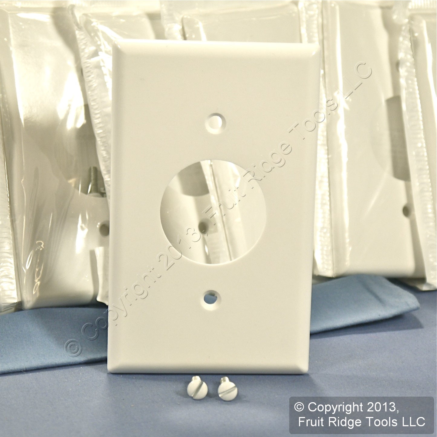 Leviton 88004 White 1-Gang 1.406" Outlet Plastic Standard Wallplate Cover 200pc