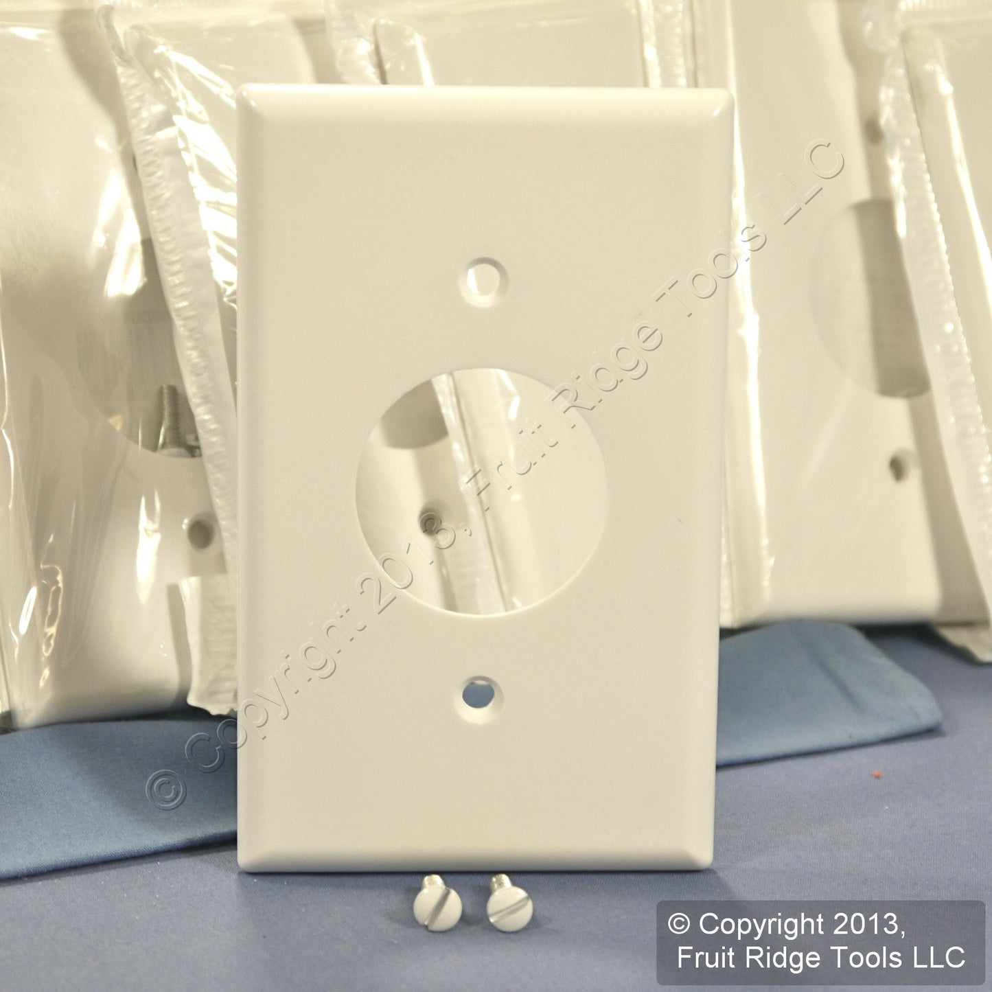 Leviton 88004 White Residential 1.406" Receptacle Wallplate Outlet Covers 250pcs
