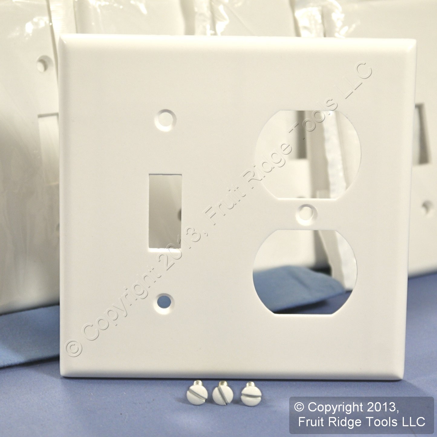 Leviton 88005 White 2-Gang Toggle Duplex Plastic Standard Wallplate Cover 100pcs