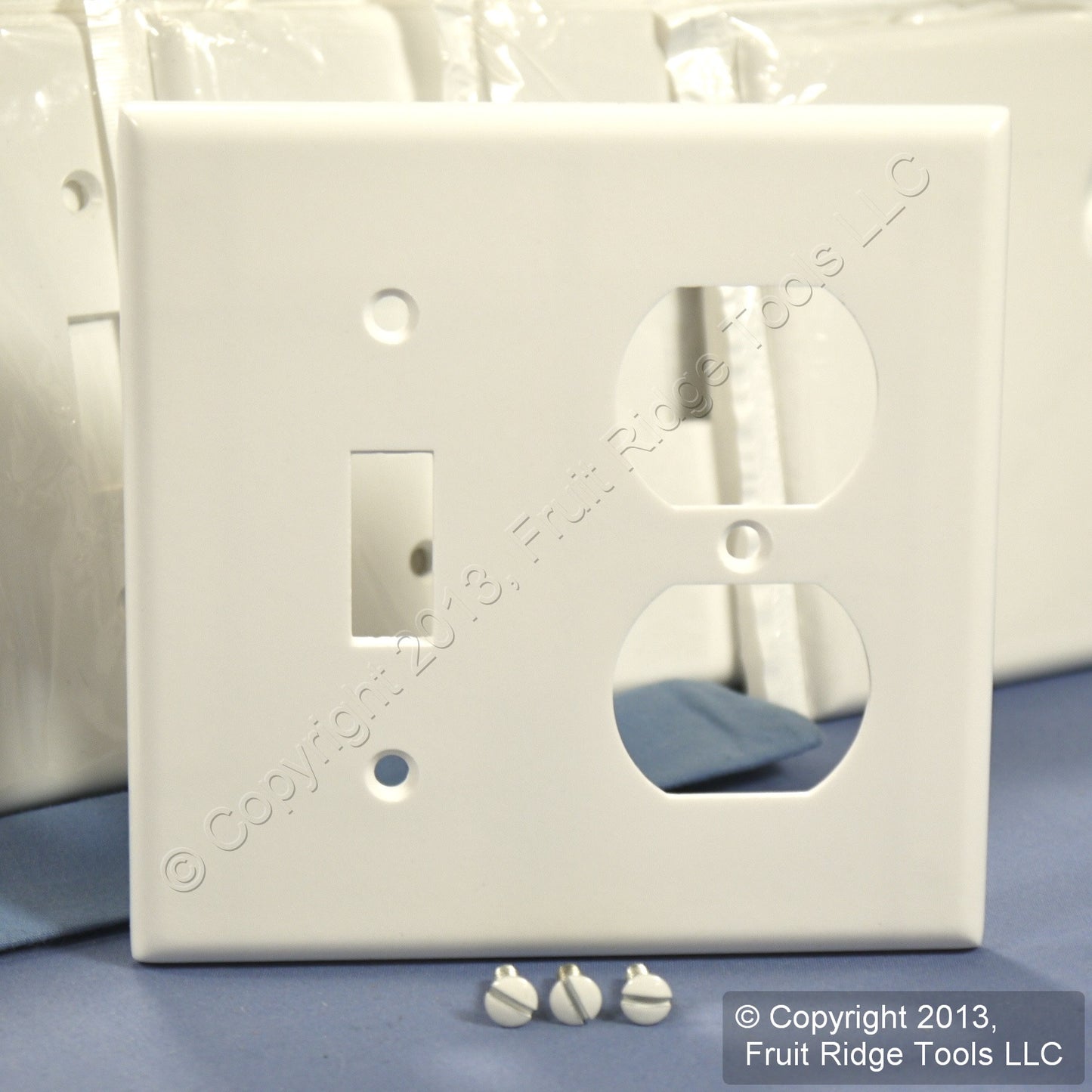 Leviton 88005 White 2-Gang Toggle Receptacle Outlet Cover Thermoset Plates 200pk