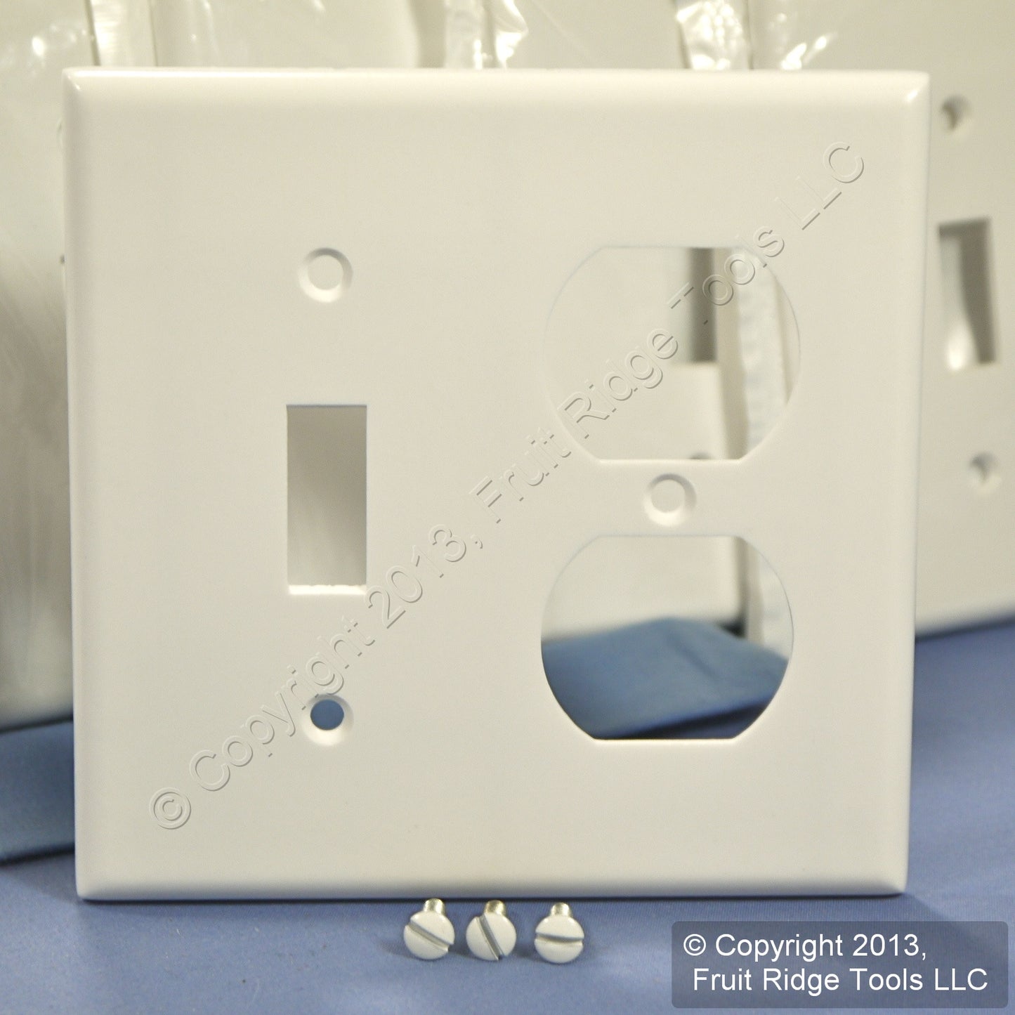 Leviton 88005 White 2-Gang Toggle Duplex Plastic Standard Wallplate Cover 250pcs