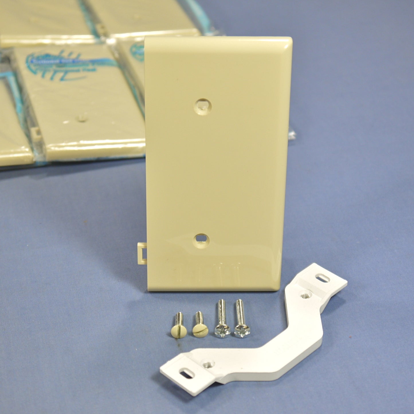 Leviton PSE14-I Ivory 1-Gang Blank Unbreakable Sectional Cover Strap Mount 25pcs