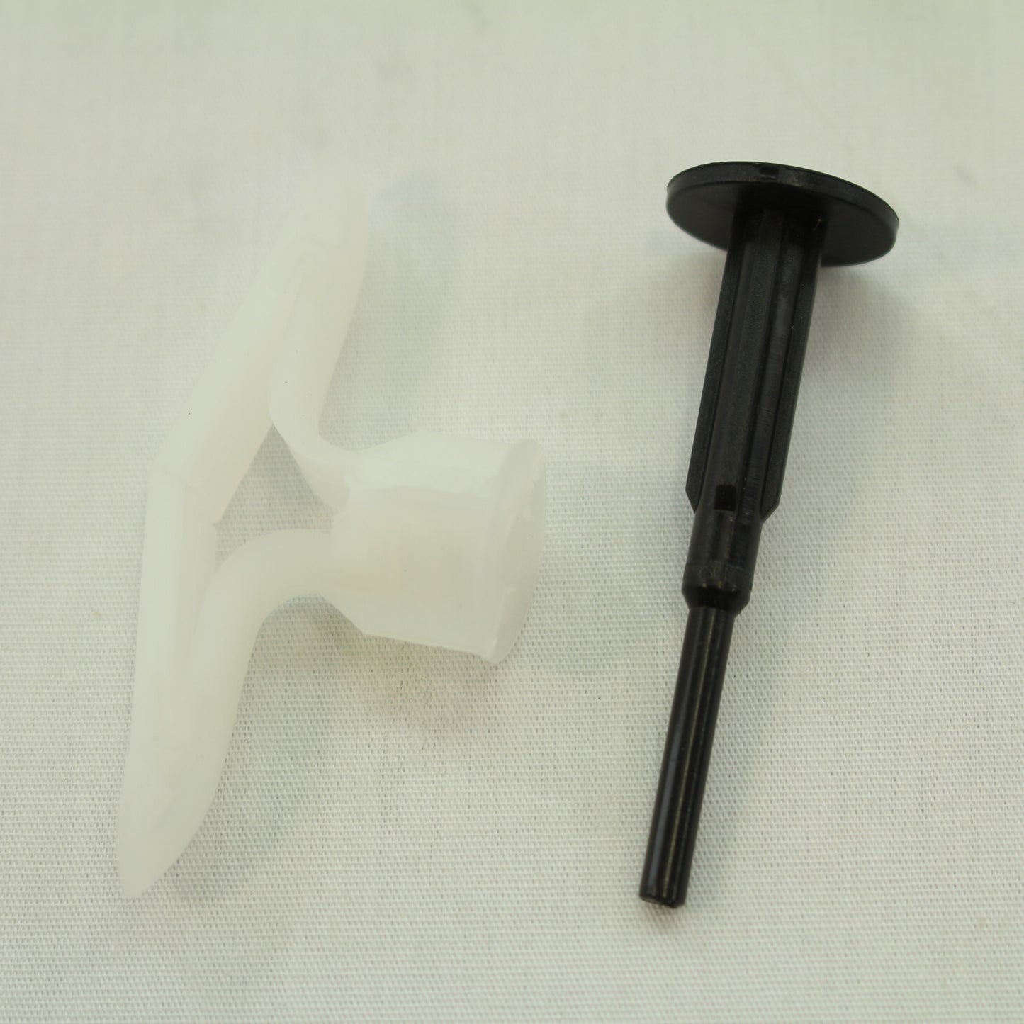 100-Pack Metallics 5/8" Plastic Toggle With Tool Key Drill 5/16" Hole JCPT3
