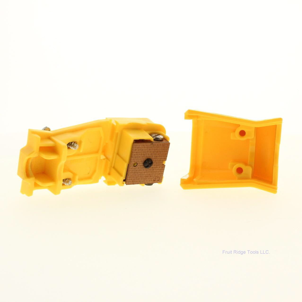 Sylvania Yellow 2-Piece Dead Front Grounding Connector w/ Cord Clamp 2P3W 20A